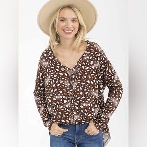 055 Kye Mi Women’s Long Sleeve V-Neck Button Up Animal Print Tunic Top